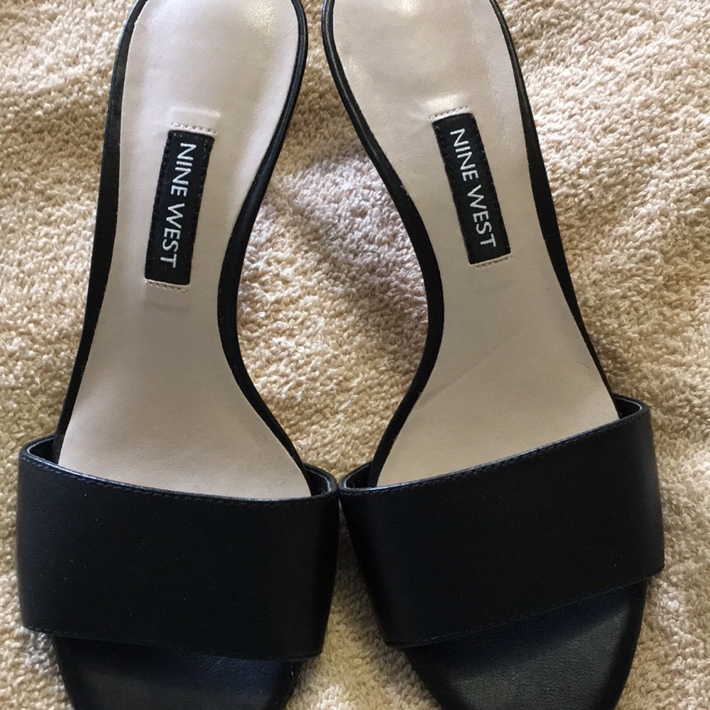 NWOT Nine West low heeled sandals